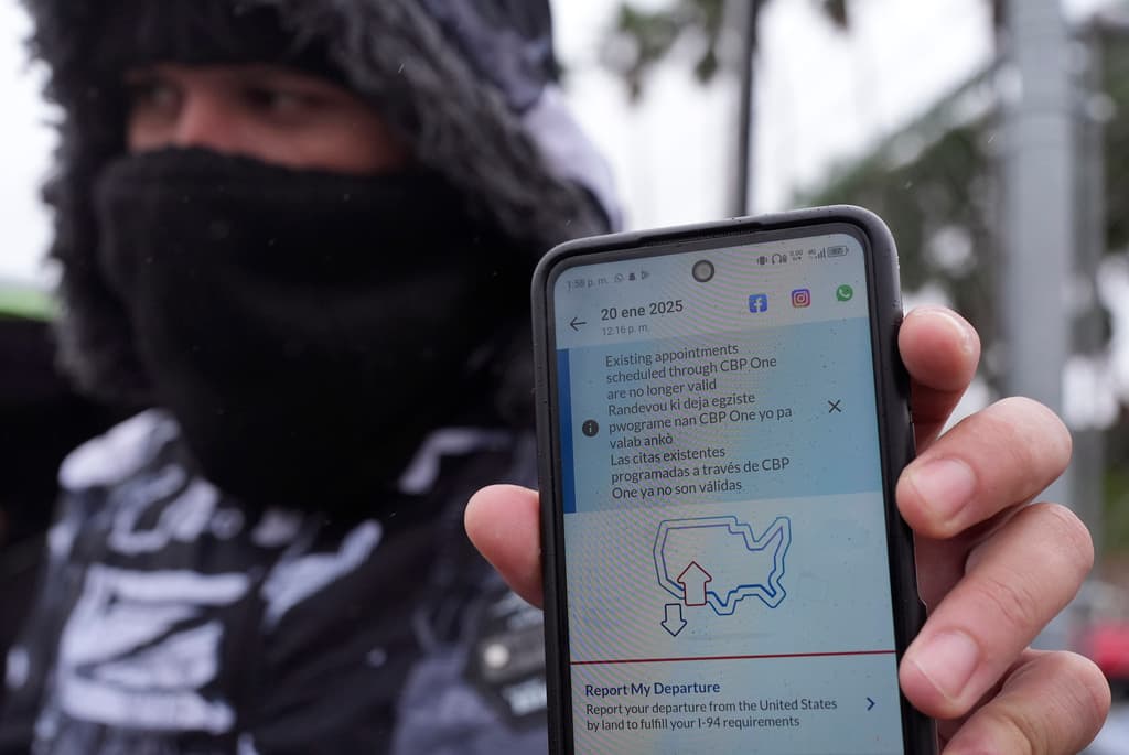 El gobierno de Trump empuja a los inmigrantes a 'autodeportarse' con una app, pero ¿es tan inofensivo como lo pinta?