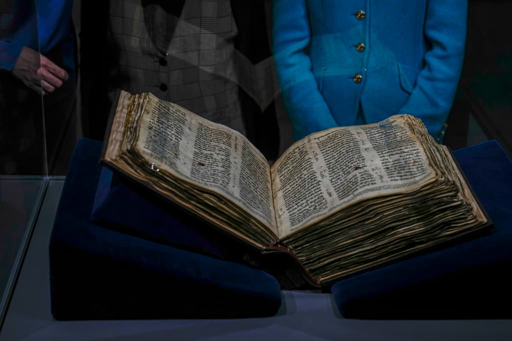 Así es el Códice Sassoon, una de las Biblias hebreas más antiguas del mundo que subastará por más de $30 millones