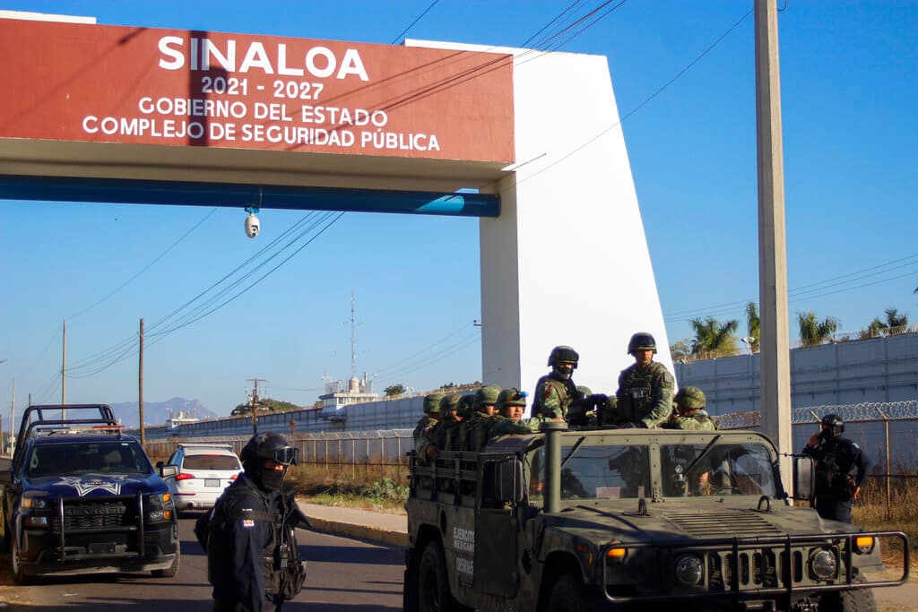El gobernador de Sinaloa, Rubén Rocha Moya, informó este sábado que por instrucciones del presidete Andrés Manuel López Obrador, y en conjunto con su gobierno y la Secretaría de la Defensa Nacional, se brindaría ayuda humanitaria a la comunidad de Jesús María, donde fue detenido Ovidio Guzmán.