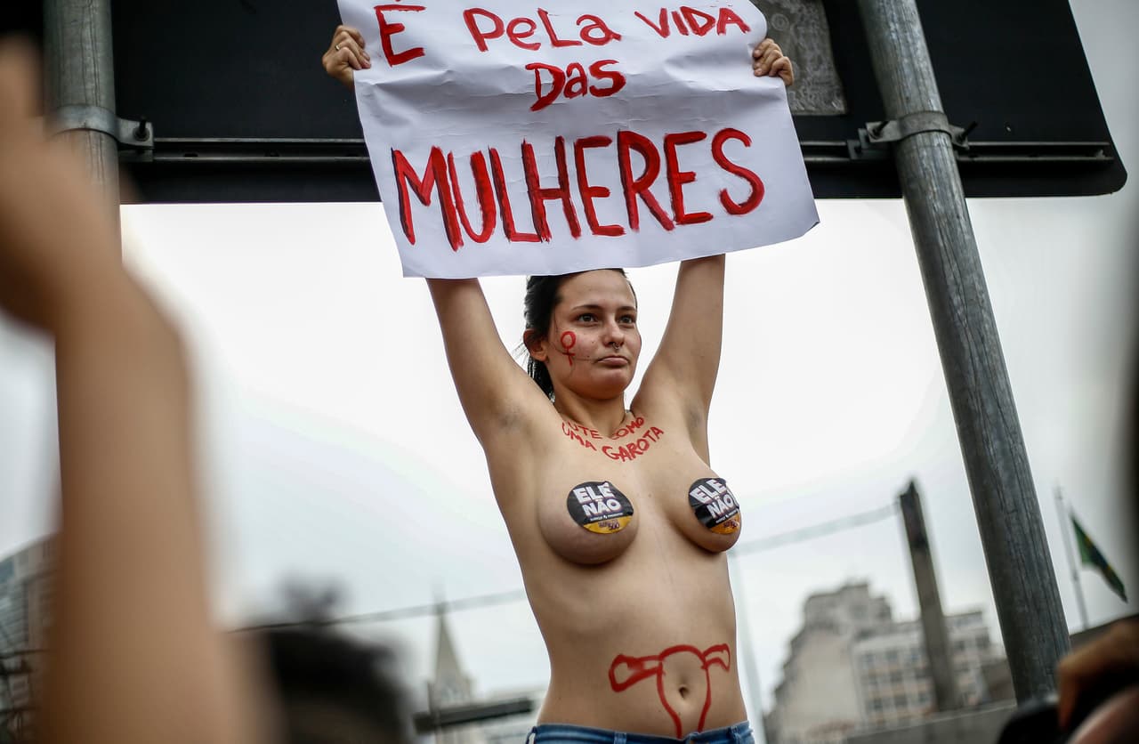<b>Brasil.</b> Puesto 82 en el ranking. Sólo el 11% del parlamento brasileño está ocupado por mujeres y el 54% de la población femenina está empleada. El 67% está en el sistema financiero y el 
<a href="https://www.univision.com/noticias/violencia-de-genero/en-fotos-12-casos-emblematicos-de-violencia-de-genero-en-america-latina-fotos">37% de las brasileñas han sufrido de violencia en el hogar.</a>