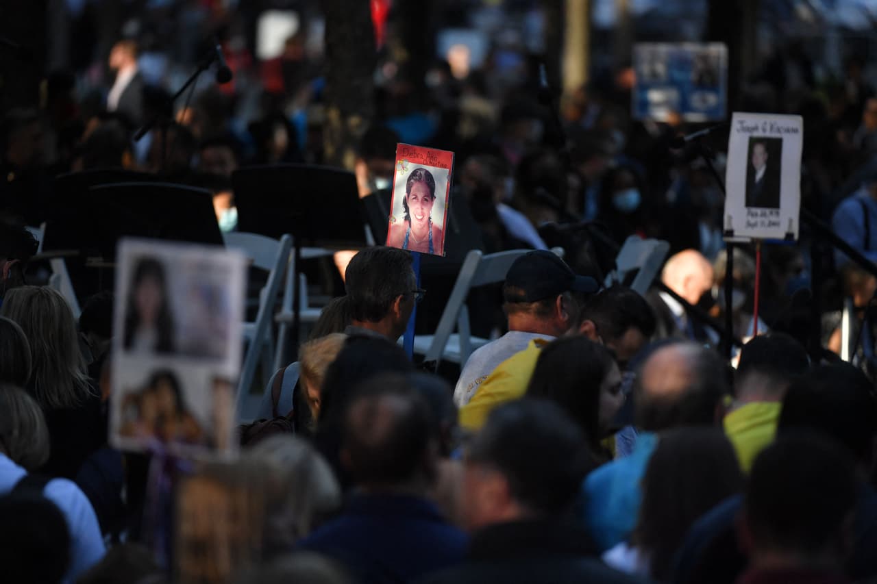 Fotos de las víctimas del 
<a href="https://www.univision.com/noticias/20-anos-atentados-9-11/atentados-del-11-de-septiembre-de-2001-9-11-torres-gemelas-20-anos-despues">11 de septiembre</a> que son llevadas por familiares y amigos mientras asisten a la ceremonia que conmemora el vigésimo aniversario de los ataques.