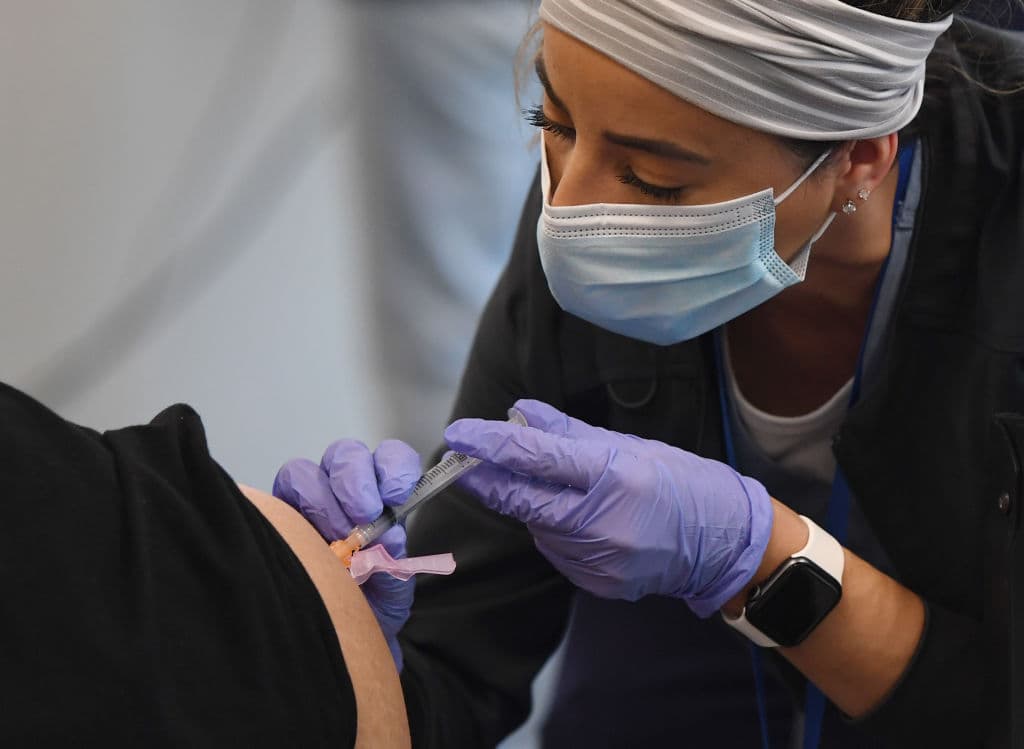 Si estás totalmente vacunado contra el covid-19, esto es lo que los CDC indican sobre el uso de mascarillas