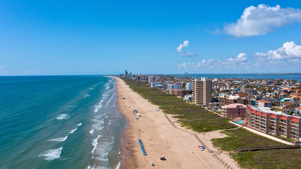 <h3 class="cms-H3-H3">Un destino con conciencia ecológica</h3>
<br>
<br>South Padre Island no es solo para tomarse selfies. La comunidad ha invertido en conservación: 
<b>protege las dunas, promueve el reciclaje y ofrece educación ambiental. </b>Cada año, cientos de tortugas marinas son rescatadas y liberadas gracias al trabajo de voluntarios y organizaciones locales.