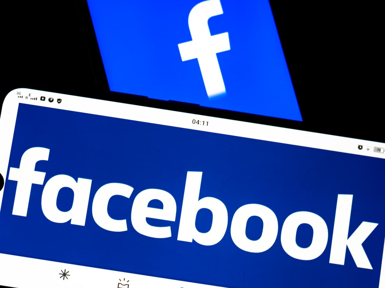 <b>Facebook</b>
<br>
<br>Esta empresa elevó su 
<a href="https://www.reuters.com/article/us-facebook-wages/facebook-raises-minimum-wage-for-u-s-contract-workers-to-20-hour-idUSKCN1SJ1TQ"><u>salario mínimo a 15 por hora</u></a> en 2019, según Reuters. Estableció que sería de 20 dólares en el área de la bahía de San Francisco, Nueva York y Washington D.C, y de 18 en Seattle.
<br>
<br>
<a href="https://www.univision.com/noticias/mark-zuckerberg-la-historia-de-facebook-en-fotos-fotos"><u>Vea aquí la historia en fotos de Facebook, la red social más grande del mundo</u></a>
<br>