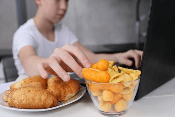 <b>¿Y tus hijos?</b> Los niveles de colesterol suelen aumentar con la edad, pero puedes tener el colesterol alto siendo joven. Incluso los niños pueden estar en riesgo si tienen antecedentes familiares de colesterol alto enfermedades cardíacas. Todo el mundo debería empezar a hacerse pruebas de colesterol a los 20 años o antes, según la 
<a href="http://www.heart.org/HEARTORG/Conditions/Cholesterol/HowToGetYourCholesterolTested/How-To-Get-Your-Cholesterol-Tested_UCM_305595_Article.jsp">Asociación Americana del Corazón</a>.