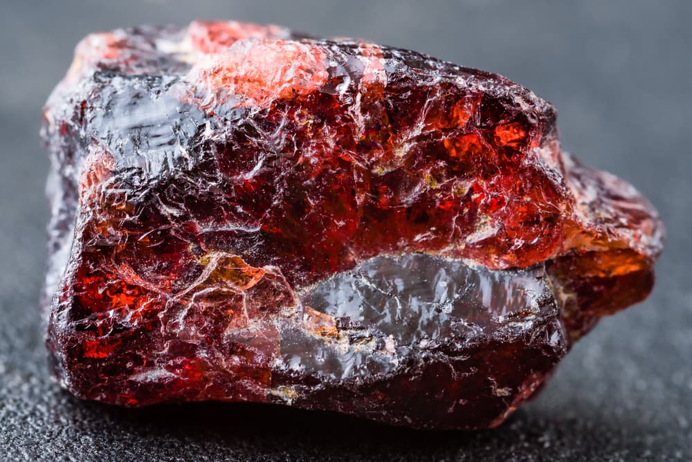 Otra piedra más es el granate, una poderosa piedra incluso mencionada en la Biblia. Esta aumenta la vitalidad física, mental y espiritual del portador.