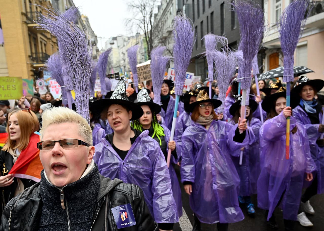 También hubo una importante concentración en la capital ucraniana, en donde un grupo de mujeres se vistieron con trajes de brujas de color morado reivindicando la demonización del feminismo.