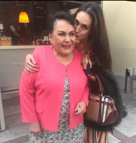 “
<b>Hoy mando un beso hasta el cielo, me quedan miles de abrazos y de recuerdos</b>. Gracias por cada palabra tuya, por ser ese ser bondadoso que siempre dio a manos llenas. Gracias por tus consejos, palabras, bromas, cariño. ¡Por estar! Es un privilegio que, de más de una forma, hoy quedes escrita en el libro de mi vida
<b>. ¡Ahora tu Pedrito y tu chato podrán abrazarte fuertemente!</b> 
<b>Siempre te recordaré con una sonrisa mi querida Madrina, mi querida Doña Cuquita </b>🖤" expresó en Instagram.
<br>
