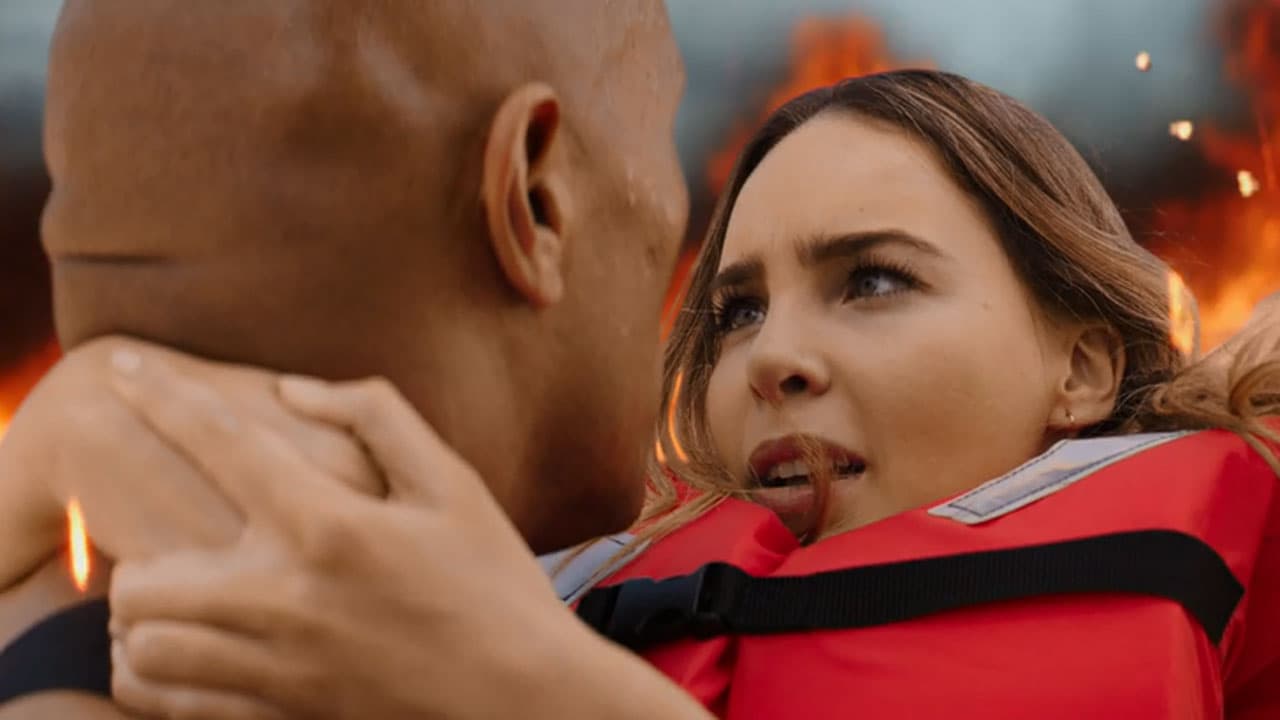 Dwayne Johnson le salva la vida a Belinda en el avance de 'Baywatch'