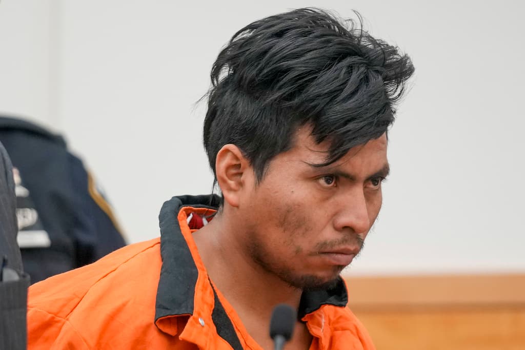 Ese interrogatorio, según la transcripción, se realizó en el precinto policíaco de Brooklyn. Los agentes anotaron que 
<b>Sebastián Zapeta repetía en español "¡Ay, Dios mío!"</b>, mientras observaba las grabaciones de los hechos.