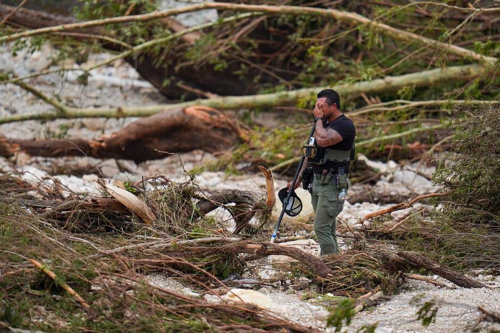 <b>Texas, julio de 2025.</b> Equipos de rescate utilizaron helicópteros, botes y drones para 
<a href="https://www.univision.com/local/san-antonio-kwex/mueren-9-ninos-inundaciones-texas-quienes-son">buscar víctimas y rescatar a personas atrapadas en árboles</a> y campamentos aislados por caminos destruidos.