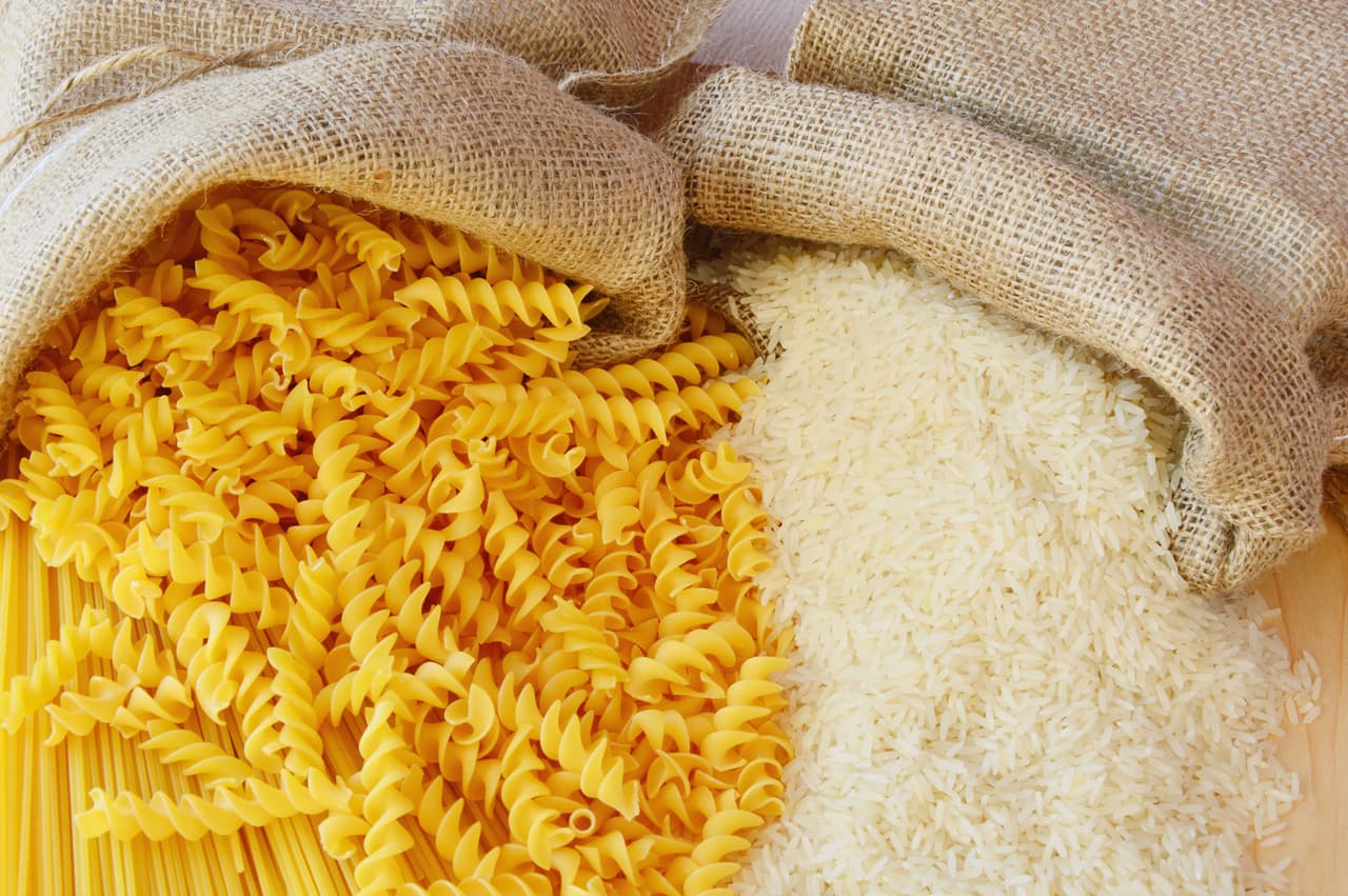 <b>Almacene comida para dos semanas.</b> El Departamento de Seguridad Nacional de los Estados Unidos recomienda almacenar suficiente comida para 14 días, incluso antes que sea declarada oficialmente una pandemia. Los productos secos como el arroz, la pasta y los granos son una buena base, además de los vegetales y proteínas que deben mantenerse refrigerados. Hasta el momento las autoridades no han previsto que surjan fallas en la distribución de energía eléctrica en la crisis por el coronavirus.