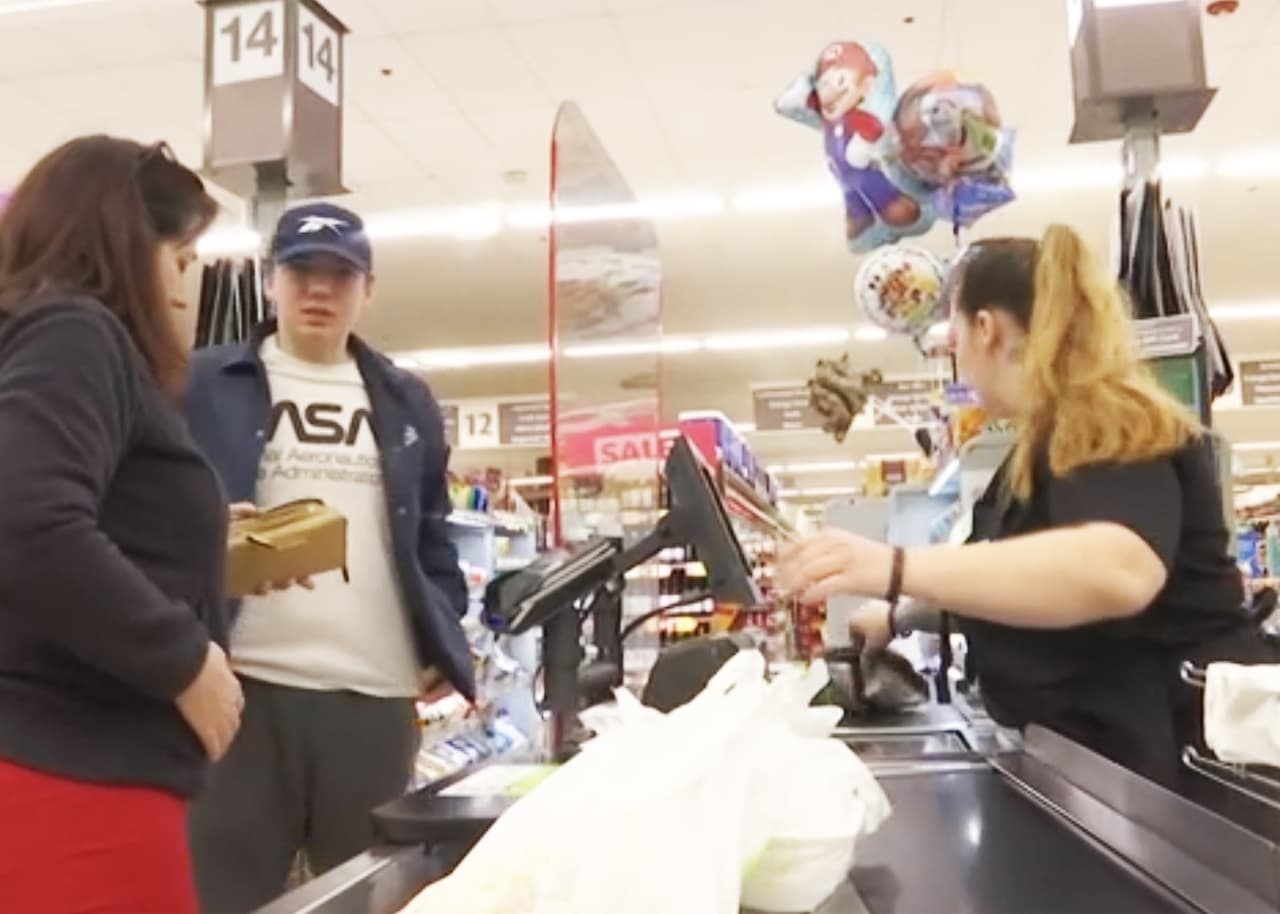 Tiendas como Walmart, Kroger, Alberstons, Food Maxx y Save Mart 
<a href="https://www.univision.com/local/fresno-kftv/supermercados-instalan-barrera-de-plastico-para-proteger-a-cajeros">implementaron una serie de medidas adicionales </a>para proteger la seguridad y salud, tanto de sus empleados como sus clientes. Estas acciones van desde la instalación de barreras de plástico hasta demarcaciones en el piso para mantener la debida distancia de seis pies entre una persona y otra.