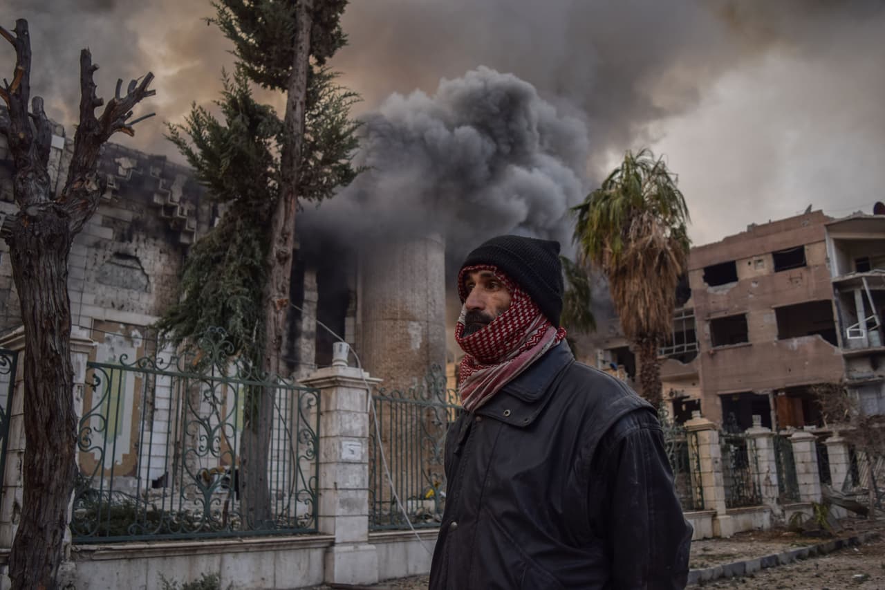 24 de febrero. Un hombre camina frente a las ruinas de la ciudad de Douma. 
<a href="https://www.univision.com/noticias/guerra-en-siria/el-consejo-de-seguridad-de-la-onu-demanda-cese-al-fuego-humanitario-en-siria-por-30-dias" target="_blank">Este día, el Consejo de Seguridad de la ONU obtuvo el respaldo unánime para un alto el fuego de 30 días</a> para permitir entregas de ayuda y evacuaciones médicas, pero nuevos ataques aéreos azotaron la zona al día siguiente.