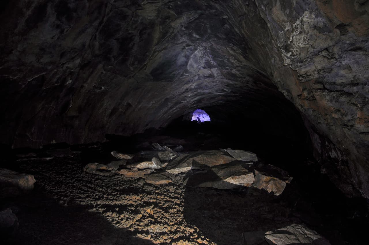 <b><a href="https://www.univision.com/local/arizona-ktvw/lava-river-cave-una-maravilla-volcanica-en-medio-de-un-bosque-en-el-condado-coconino-ebarizona-fotos">Lava River Cave</a></b> es una maravilla volcánica en un bosque al norte de Arizona. Esta cueva fue descubierta por trabajadores madereros en 1915 y es considerada la más larga de su tipo en Arizona. Hoy en día cientos de personas vienen a disfrutar de la historia geológica de este lugar.
