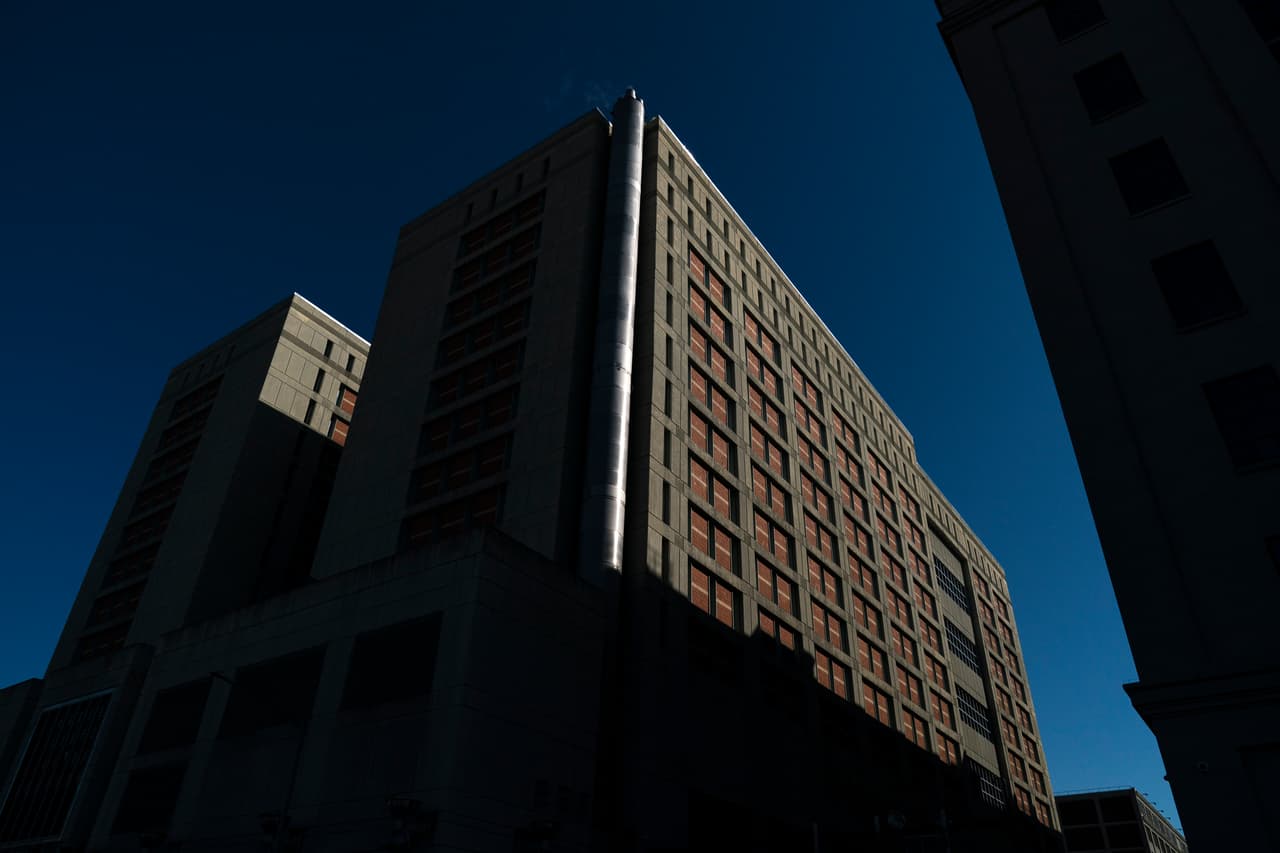 El Centro de Detención Metropolitano (MDC) de Brooklyn, donde están recluidos el exsecretario de Seguridad Pública de México, 
<a href="https://www.univision.com/local/nueva-york-wxtv/corte-del-distrito-este-de-nueva-york-el-chapo-el-mayo-genaro-garcia-luna-confesionario-narcos-mexicanos">Genaro García Luna</a>, y el magnate de la música Sean "Diddy" Combs, se encuentra en el centro de una creciente controversia debido a sus graves problemas de seguridad y condiciones precarias.