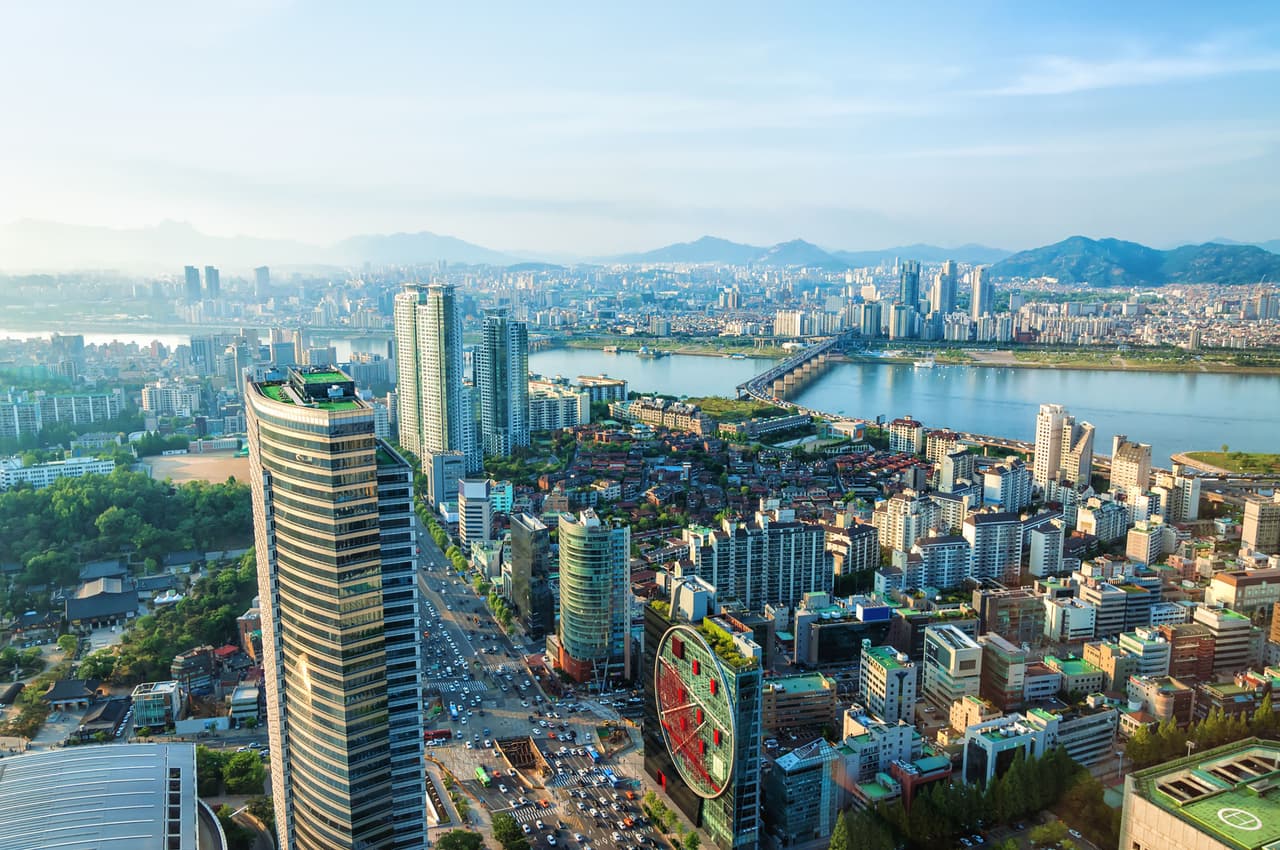 <b>Puesto 16. Corea del Sur</b>
<br>
<br>Tasa más alta de impuesto sobre la renta personal en 2021: 45.00%.
<br>
<br>En este país se toma en cuenta la tasa impositiva más alta a los ingresos anuales imponibles superiores a mil millones de wones (844,409 dólares). 
<br>
<br>El estudio aclara que estas tasas son marginales, es decir que la tasa de ingresos imponibles más alta solo se aplica al dinero ganado por encima de un umbral, y este es distinto en cada nación. 
<br>