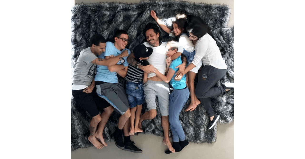 Marc Anthony con sus 6 hijos