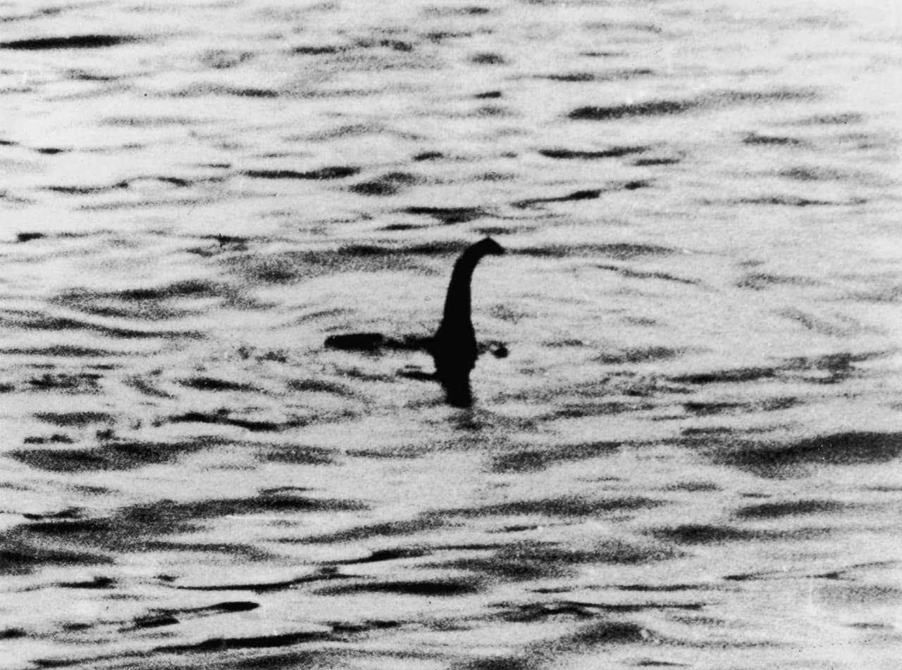 Esta es una de las imágenes históricas más conocidas del supuesto monstruo del lago Ness, tomada y circulada desde 1934, aunque desde la década de los 70 fue descubierto el engaño. En realidad es un submarino de juguete con una "trompa" o cuello hecho de arcilla, construido por locales.