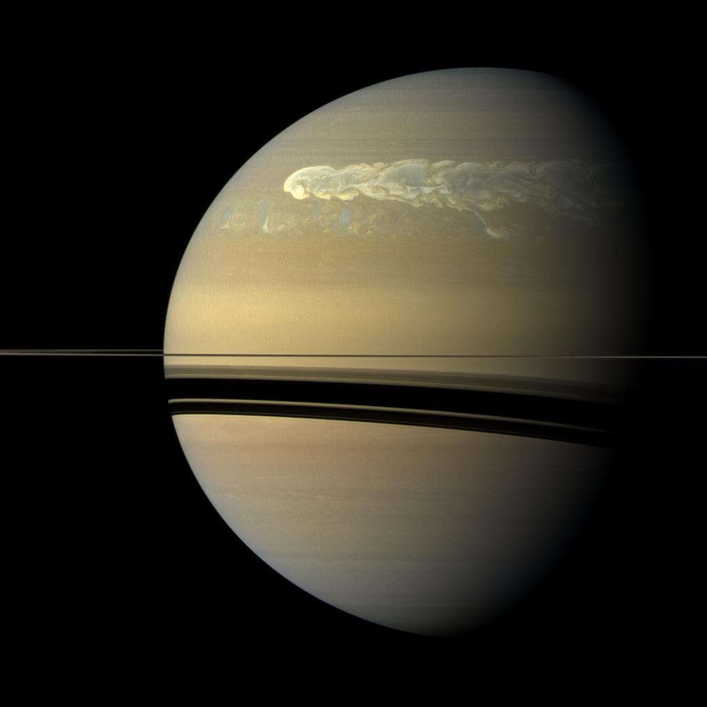 Una enorme tormenta en el hemisferio norte de Saturno aparece en esta imagen de color verdadero. Fue tomada 12 semanas después de que comenzara la tormenta, y las nubes en ese momento habían formado una cola que envolvía el planeta.