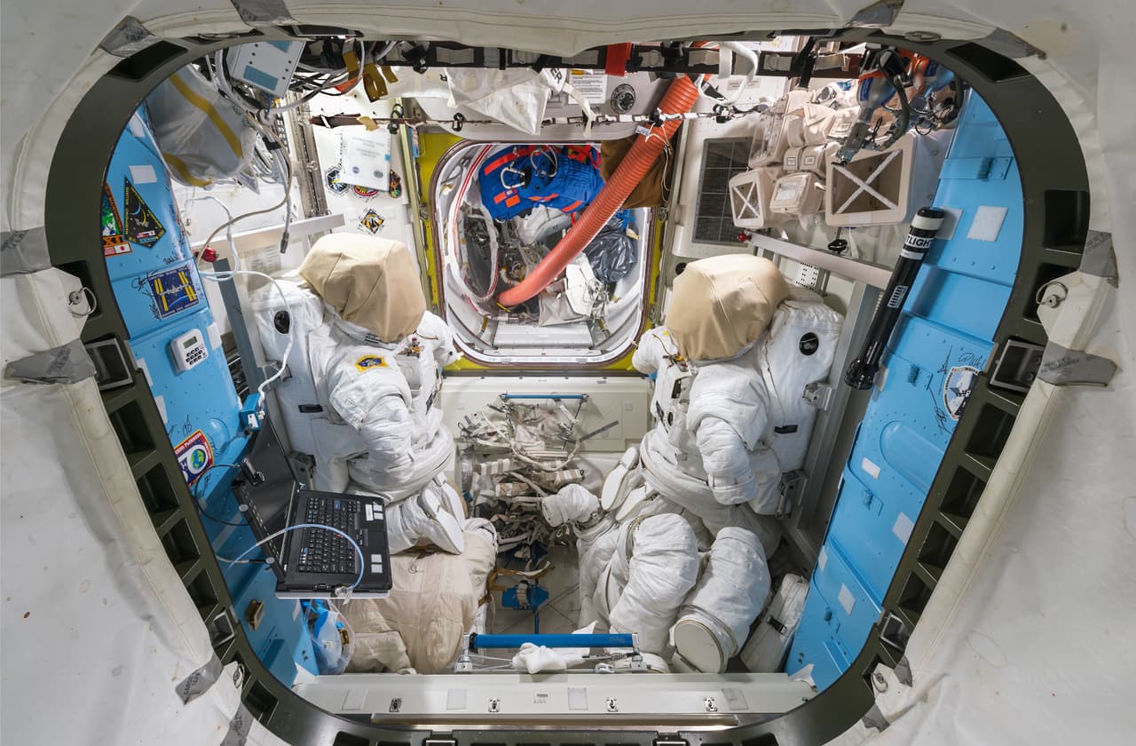 Una de las escotillas de salida al espacio de la estación. El libro ‘Interior Space’ es un registro excepcional de este notable esfuerzo humano en la exploración espacial.
<br>