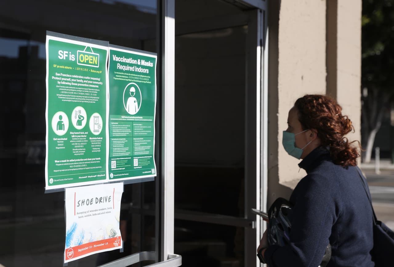 El cambio en el mandato es similar a los que anunciaron la semana pasada los condados de 
<a href="https://www.univision.com/local/san-francisco-kdtv/san-francisco-uso-de-mascarillas-oficinas-gimnasios-iglesias-15-de-octubre">San Francisco</a> y 
<a href="https://www.univision.com/local/san-francisco-kdtv/marin-exenta-del-uso-de-mascarillas-en-interiores-a-gimnasios-oficinas-iglesias">Marin</a>, los cuales entrarán en vigor a partir de este viernes 15 de octubre.
<br>
<br>“Esto permitirá que las personas vacunadas se sientan seguras al 
<a href="https://www.univision.com/local/san-francisco-kdtv/tres-cosas-que-deben-ocurrir-para-eliminar-el-uso-mascarillas-en-interiores-area-de-la-bahia">quitarse la mascarilla facial</a> en la oficina y cuando hagan ejercicio en el gimnasio. Desde luego que las personas presentes en estos lugares pueden seguir utilizando mascarillas si eso les hace sentir más cómodas”, explicaron funcionarios de salud.