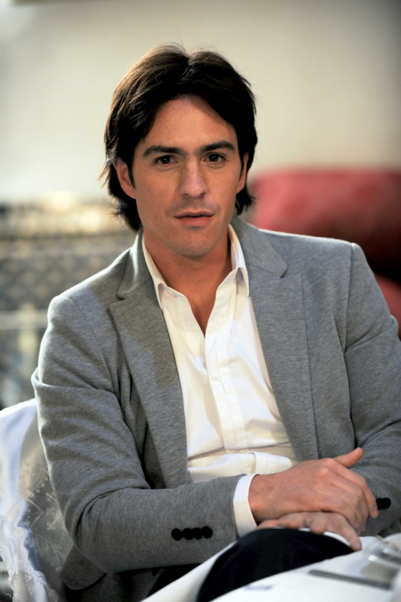 "No sé cuál sea la diferencia entre Mauricio (Ochmann) y Victoria (Ruffo), pero 
<b>él se ve un bebé, con ese pelito,</b> camisetita de los sesentas de 'peace & love', siempre muy jovencito. Y Ari era un periodista de corbata, 
<b>no estudiante de secundaria</b>", señaló sobre la comparación de las dos historias.
<br>
