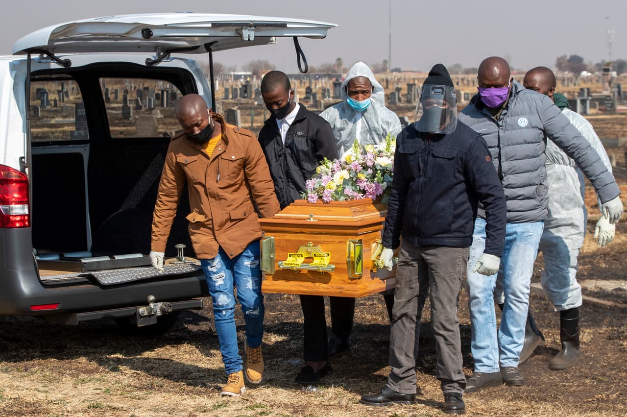 <b>Sudáfrica: 240 trabajadores de la salud muertos por covid-19. </b>Las nuevas cifras de Amnistía llegan a este país cuando está programada una protesta nacional de los trabajadores de la primera línea en la pandemia. El gobierno no ha cumplido con sus demandas, entre ellas la provisión adecuada de equipos y apoyo psicológico. En la fotografía el funeral de la enfermera Duduzile Margaret Mbonane, quien murió de covid-19 en Johannesburgo, a mediados de julio.
