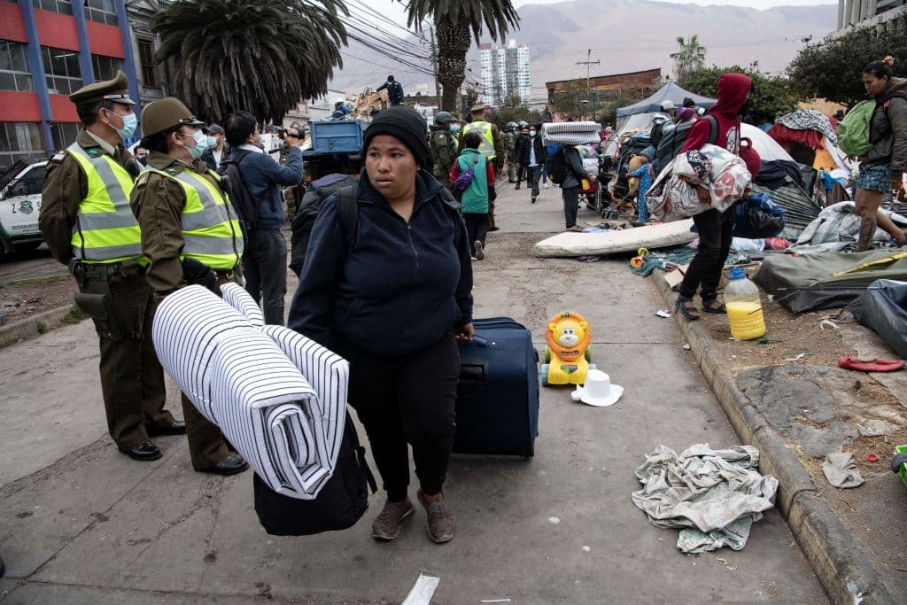 <b>La migración venezolana</b> es la principal en Chile, con el 30.7%. Le siguen 
<b>Perú </b>(16.3%), 
<b>Haití</b> (12.5%), 
<b>Colombia</b> (11.4%) y 
<b>Bolivia</b> (8.5%), según 
<a href="https://www.extranjeria.gob.cl/noticias/tercera-estimacion-de-poblacion-extranjera-residente-en-chile/" target="_blank">los últimos datos ofrecidos por el gobierno. </a>