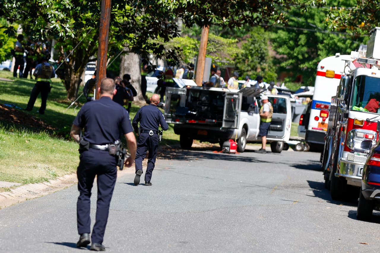 Cuatro agentes de policía que cumplían una orden judicial contra un delincuente buscado por posesión de un arma de fuego murieron y otros cuatro agentes resultaron heridos en un tiroteo el lunes en una casa de Carolina del Norte.
<br>
<br>
<i>*Los US Marshals son una agencia federal que está compuesto por oficiales de múltiples agencias. </i>
<br>