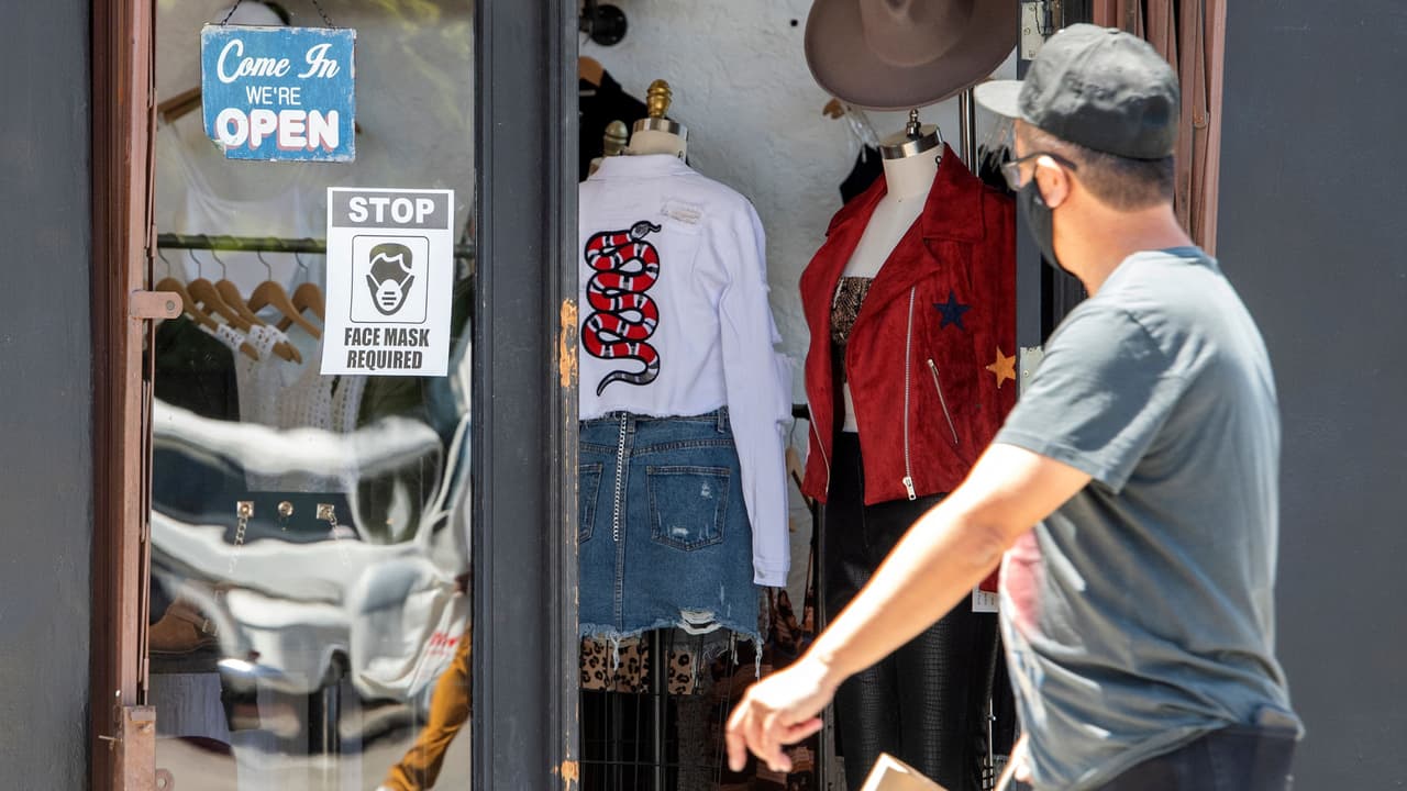 Los constantes robos contra diversas tiendas tienen a los habitantes de California con miedo, pues se avecina la época de Navidad y muchos van a salir de compras. Almacenes minoristas son el blanco de los delincuentes que se han llevado sus mercancías, razón por la cual el gobernador, Gavin Newsom, ordenó a la Patrulla de Caminos aumentar su presencia en estos sitios y anunció un aumento en el presupuesto estatal para hacerle frente a los hurtos.