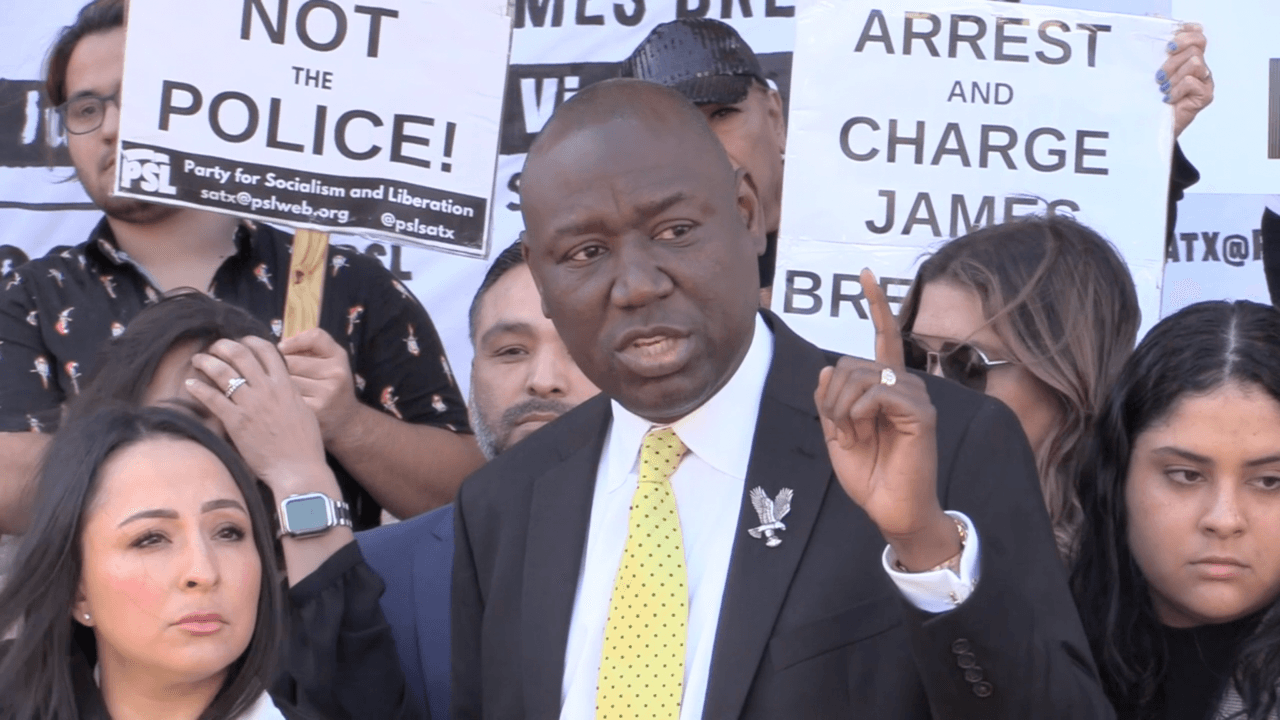 Ben Crump, el abogado de la familia, manifestó que pedirán justicia para Erik Cantú. 
<br>
<br>“Pienso que es importante que la gente escuche lo que el Fiscal les dijo (a los padres) sobre cómo este oficial, en sus propias palabras, fue lo que dijo: ‘era un niño hispano con un corte de cabello de hongo (o de cazuela), en forma de cazuela. Y entonces, él violó todos esos derechos constitucionales porque perfiló al niño hispano con un corte de pelo en forma de cazuela y pensó que tenía derecho a simplemente destripar la Constitución”, dijo Crump sobre el exoficial.
