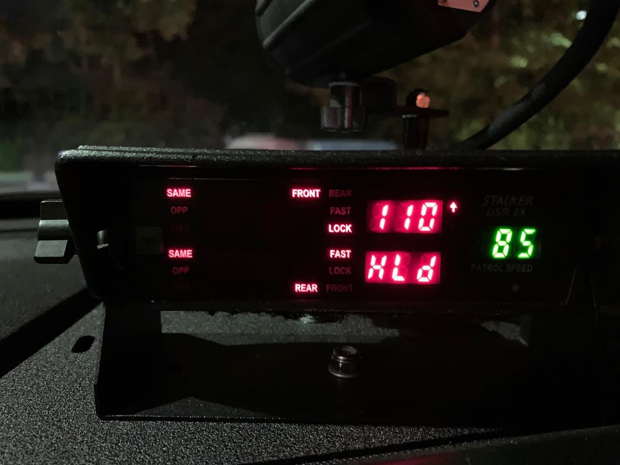 Horas más tarde, el Departamento compartió otra imagen de un presunto infractor que fue arrestado luego de ser detectado manejando a 110 millas por hora en una zona de 40 sobre Westside Parkway.