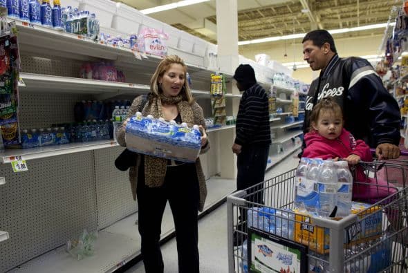 <b>Realizar compras de pánico.</b> Evita adquirir productos que no necesites. Lo único que lograrás será que estos sean escasos para otras personas que realmente los requieren.