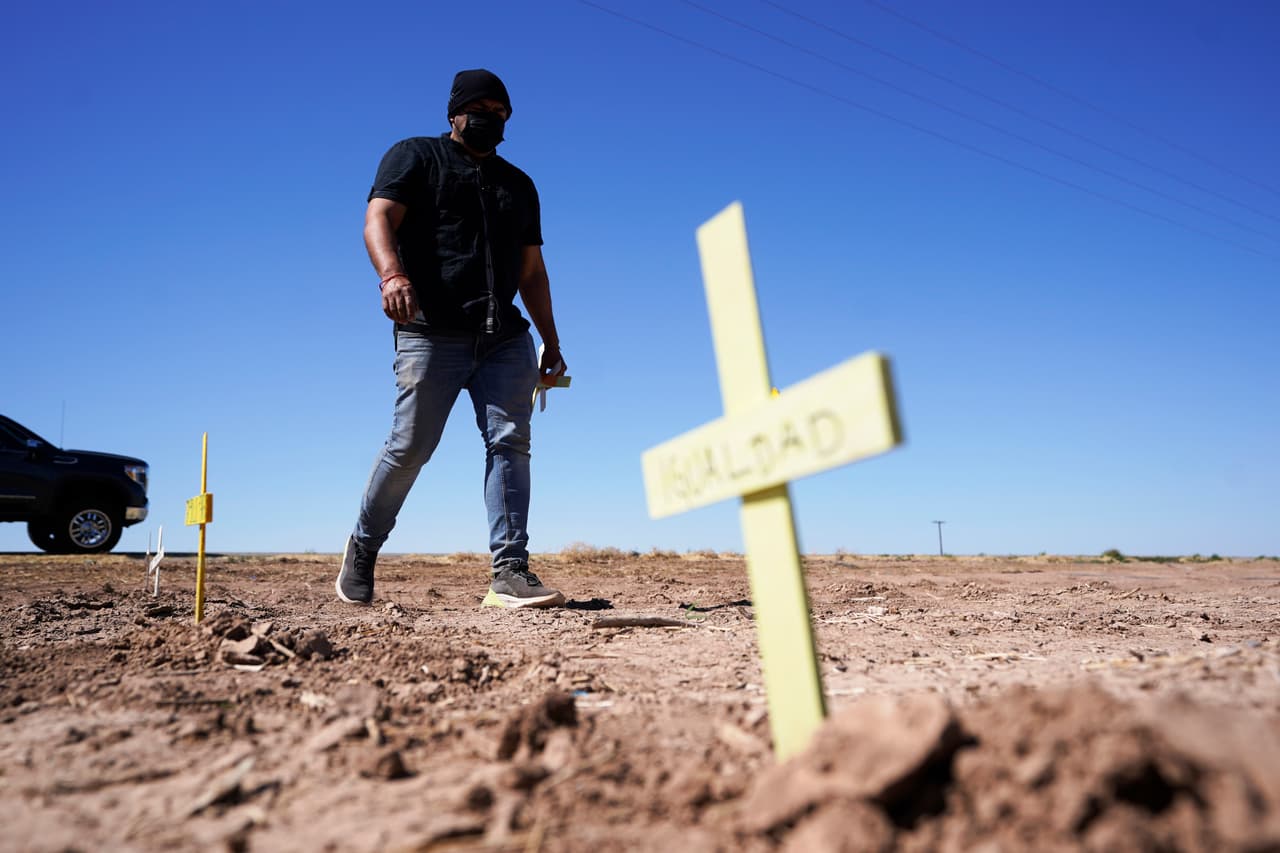 Una persona dejó varias cruces en el lugar donde ocurrió el accidente. Los primeros reportes indicaban que unos 15 pasajeros habían fallecido, pero un reporte policial rectificó que la cifra era de al menos 13.