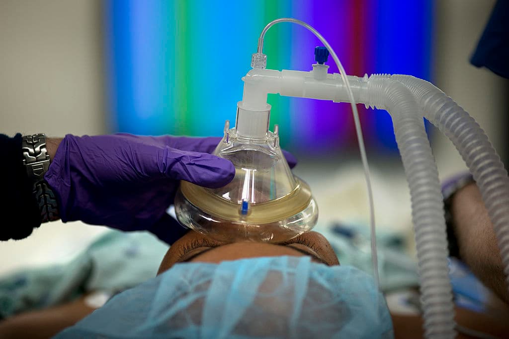 <b>Puesto 17. Anestesiólogo/a. </b>Salario promedio: 208,000 dólares. Tasa de desempleo: 0.4%. Estos médicos se especializan en administrar las drogas que previenen el dolor durante los procedimientos médicos y también rastrean los signos vitales de los pacientes. Según el BLS esta ocupación crecerá un 5% para 2028.