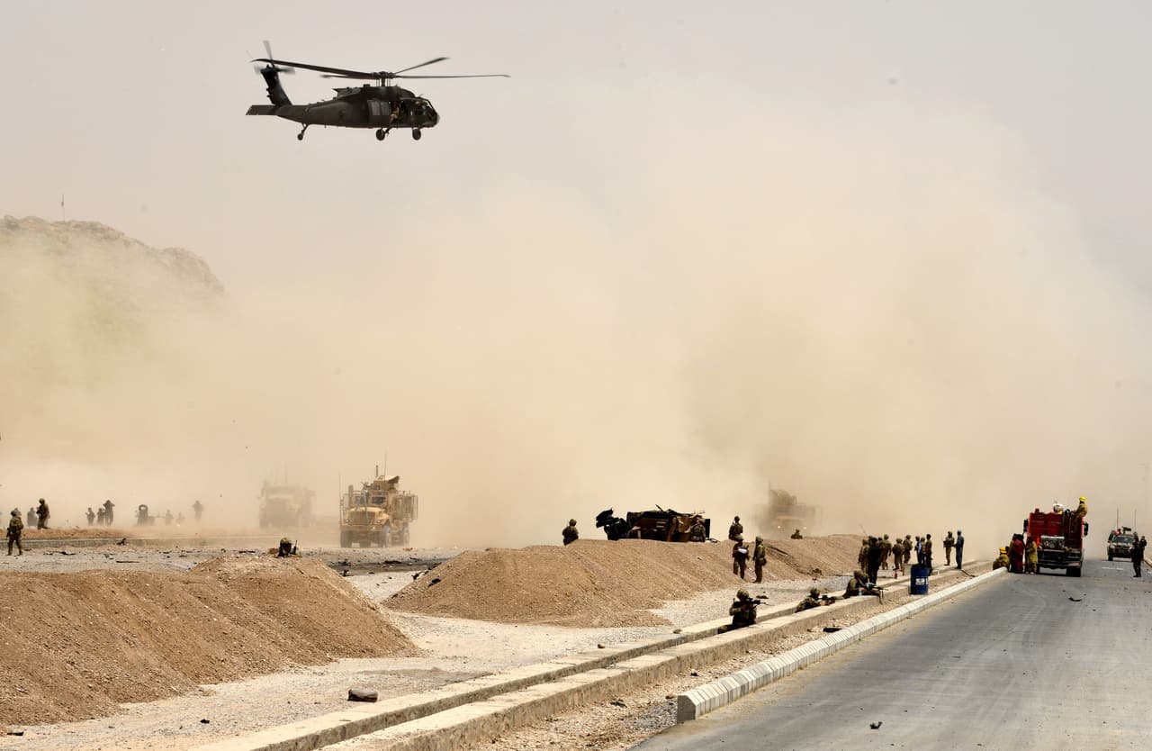 Un helicóptero Black Hawk estadounidense sobrevuela el lugar de un ataque suicida Talibán en Kandahar, Afganistán, el 2 de agosto de 2017.