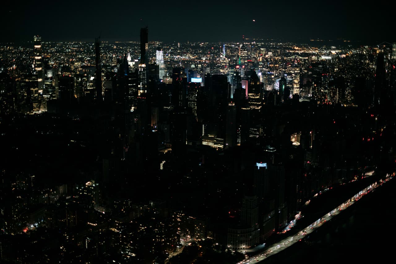NUEVA YORK, NY - 13 DE JULIO: Miles de neoyorquinos están sin electricidad debido al apagón en partes de Manhattan, incluyendo Times Square y el Upper West Side en la oscuridad y la interrupción del servicio de metro en toda la ciudad. (Foto de Scott Heins/Getty Images)