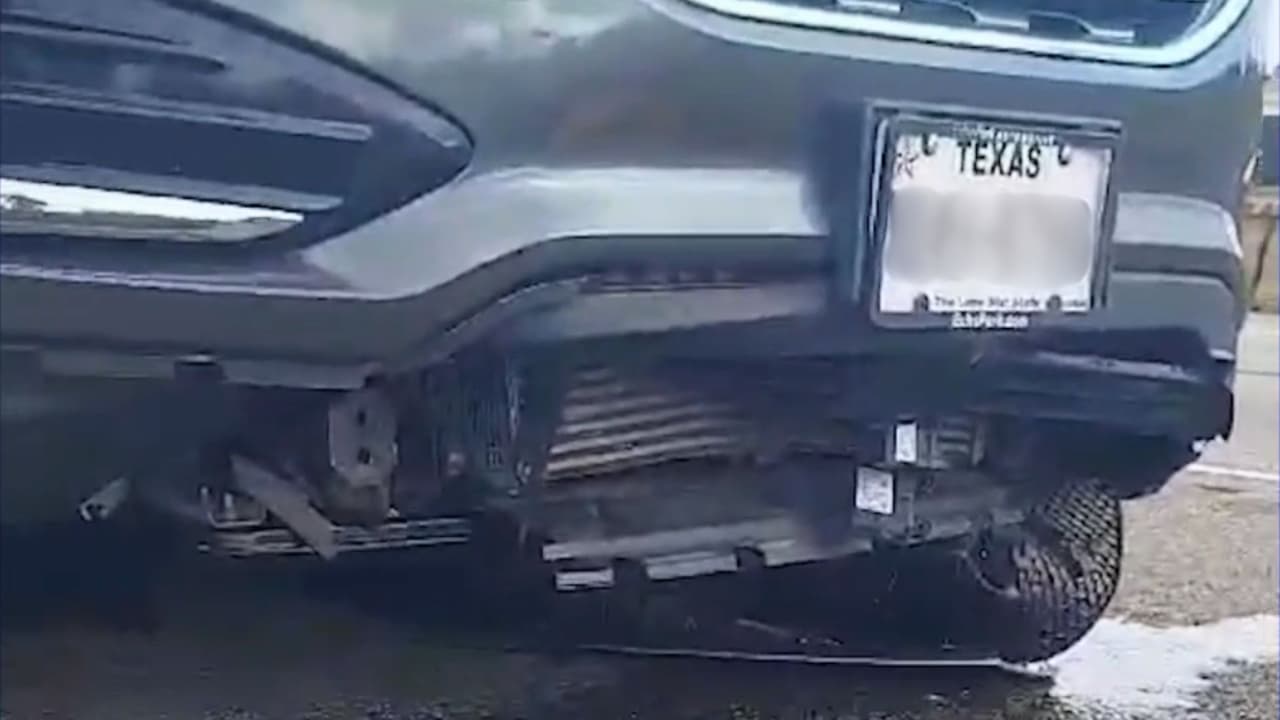 Gabriela López 
<b>sufrió de cerca las consecuencias de este problema</b>. Mientras circulaba por la Autopista Interestatal 30 (I-30) a la altura de Jim Miller Road, 
<b>un enorme trozo de madera golpeó violentamente la parte delantera de su auto</b>. "No era solo un pedazo de madera; 
<b>era una tabla completa</b>. Se levantó tanto que casi me tapaba todo el parabrisas", comentó en una entrevista con 
<i>Noticias 23</i>.