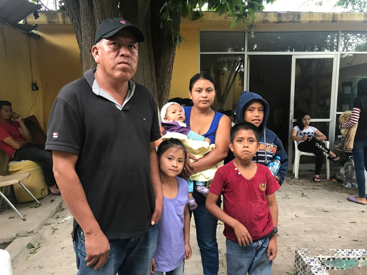 En la lista hay centroamericanos, mexicanos, brasileños y cameruneses. No se les dice qué tan lejos están de su oportunidad para para solicitar asilo, solo que esperarán dos o tres meses. Muchos no tienen paciencia, entre ellos los cuatro que se cree que se ahogaron en el río Grande hace dos semanas. En esta foto del 27 de marzo de 2019, Bernardino Blanco Romero, su esposa, Consuelo Salgado Cruz y cuatro niños, en un refugio en Piedras Negras. Esperan por solicitar asilo en EEUU y viajaron desde Guerrero, México.
