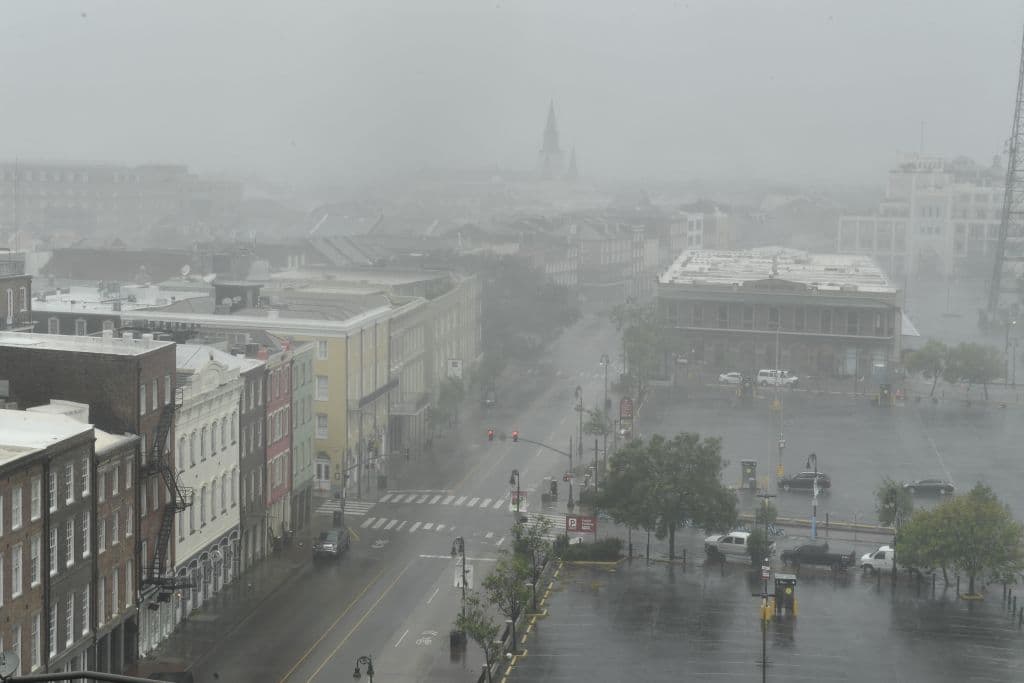 Una vista de Canal Street, Nueva Orleans, siendo castigada por las intensas lluvias asociadas al sistema tormentoso. El huracán de categoría 4 con vientos de 230 kilómetros por hora (150 millas por hora) tocó tierra la misma fecha en que el huracán Katrina devastó Louisiana y Mississippi 16 años antes, llegando a tierra a unas 45 millas (72 kilómetros) al oeste de donde Katrina, de categoría 3, golpeó tierra por primera vez.