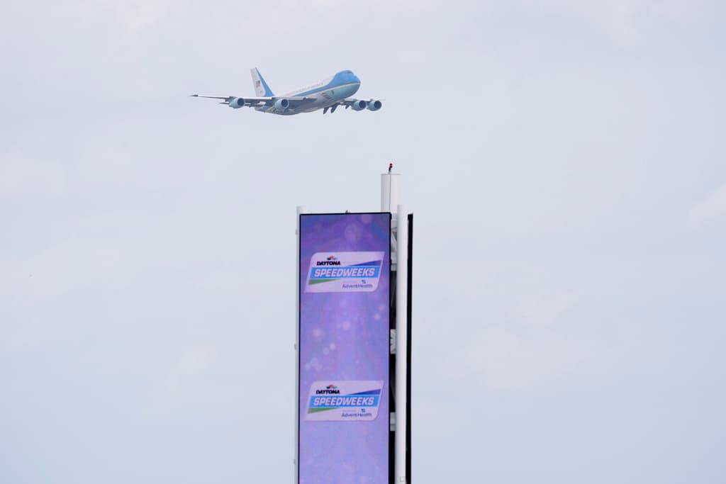 Trump llegó al Daytona International Speedway a bordo del Air Force One, que sobrevoló el circuito antes de aterrizar.