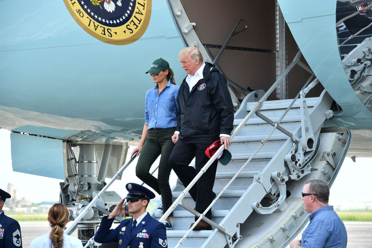 En la mañana del sábado el presidente y la primera dama aterrizaron en Houston después de que el viernes el mandatario le pidiera 
<b><a href="http://www.univision.com/noticias/huracan-harvey/la-casa-blanca-pide-al-congreso-7-850-millones-de-dolares-para-atender-a-damnificados-de-harvey" target="_blank">al Congreso 7,85 billones</a></b> como financiación inicial para el 'alivio' del desastre causado por el huracán y tormenta Harvey que ha dejado hasta ahora 44 muertos.