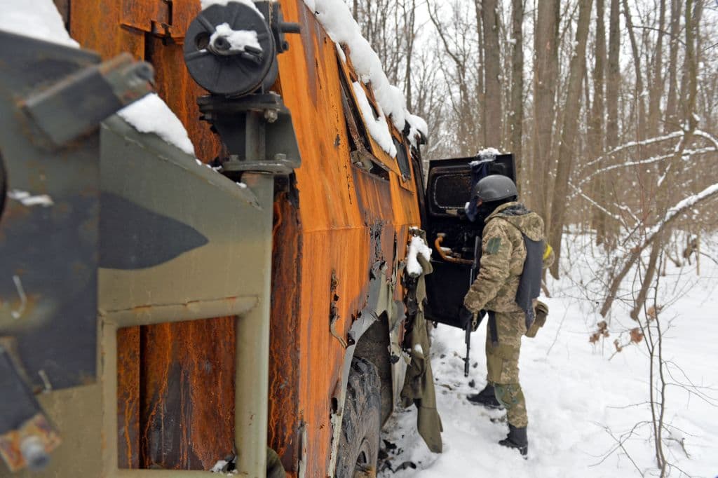 Otra diferencia clave para Moscú en su invasión a Ucrania, según Nicholas Heras, del 
<i>Newlines Institute</i> en Washington, tiene que ver con las capacidades militares del otro bando. En Ucrania, Moscú enfrenta un ejército equipado y respaldado por los occidentales, con armas antiaéreas y antitanques. Además, tanto Estados Unidos como países de la 
<a href="https://www.univision.com/noticias/mundo/guerra-rusia-ucrania-prisioneros-de-guerra">OTAN se han comprometido con Ucrania a seguir dotándolos de armamento</a> antitanques y antiaéreo, así como municiones y otros equipos de apresto operacional.