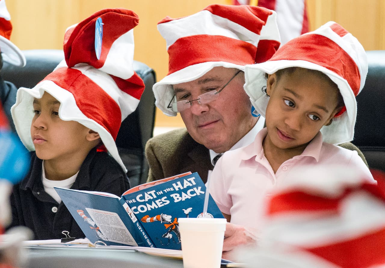 Estudios sobre la libteratura infantil de Dr. Seuss demuestran que la mayoría de los personajes humanos son blancos; sus obras -involuntariamente o no- centran en el hombre de raza blanca, indica 
<a href="https://edition.cnn.com/2021/03/01/us/loudoun-county-public-schools-virginia-dr-seuss/index.html" target="_blank">un reporte de CNN</a>.