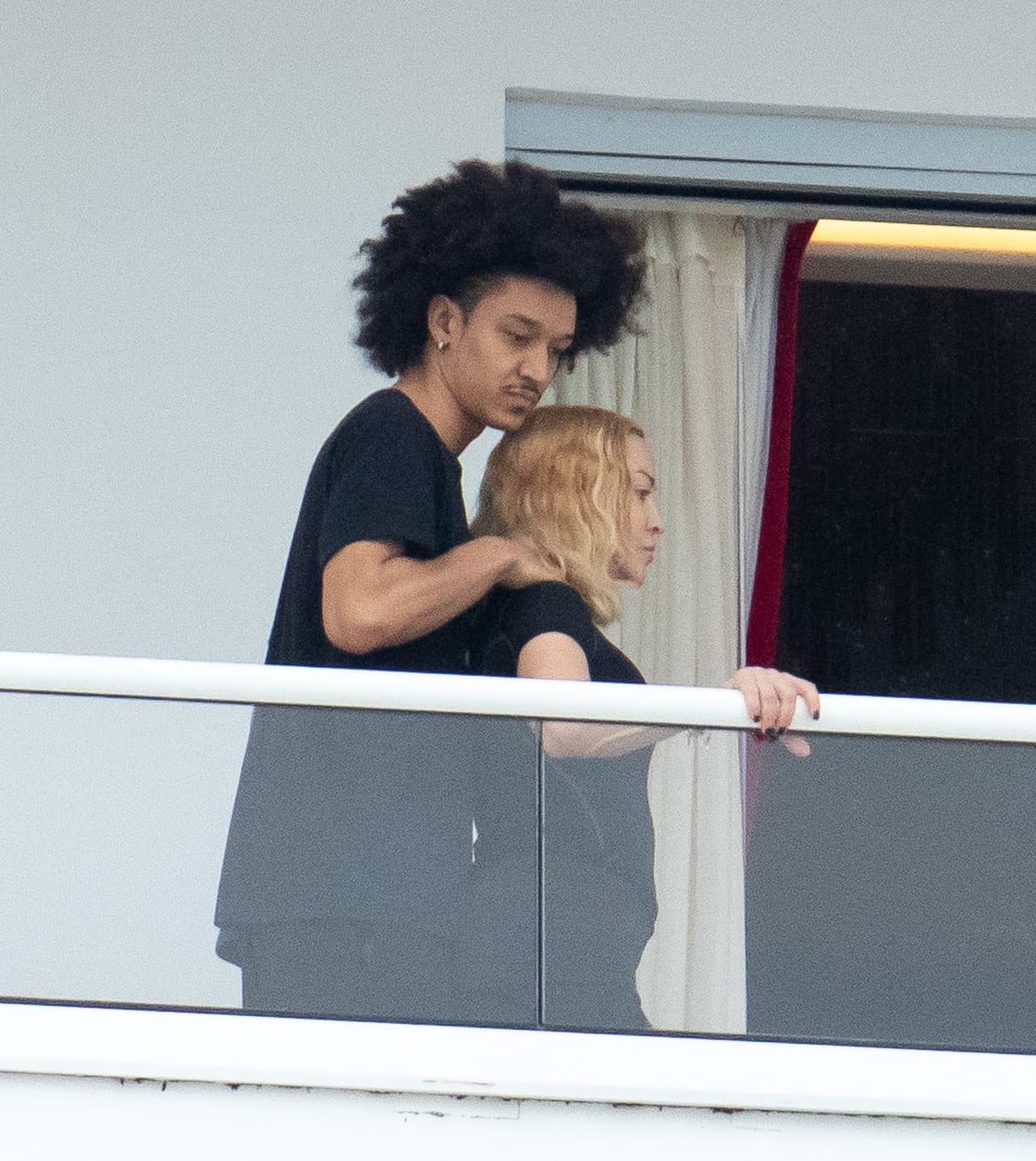 "Sabemos que 
<b><a href="https://www.univision.com/famosos/padre-de-la-pareja-de-madonna-36-anos-menor-que-ella-afirma-que-el-noviazgo-va-en-serio-fotos" target="_blank">hay una gran diferencia de edad</a> </b>entre los dos. Madonna es dos años mayor que yo", dijo el padre del bailarín, Drue Williams, en entrevista con 
<b><a href="https://www.mirror.co.uk/3am/celebrity-news/madonna-61-dating-toyboy-25-21143899" target="_blank">Mirror</a> </b>en diciembre pasado. 
<br>