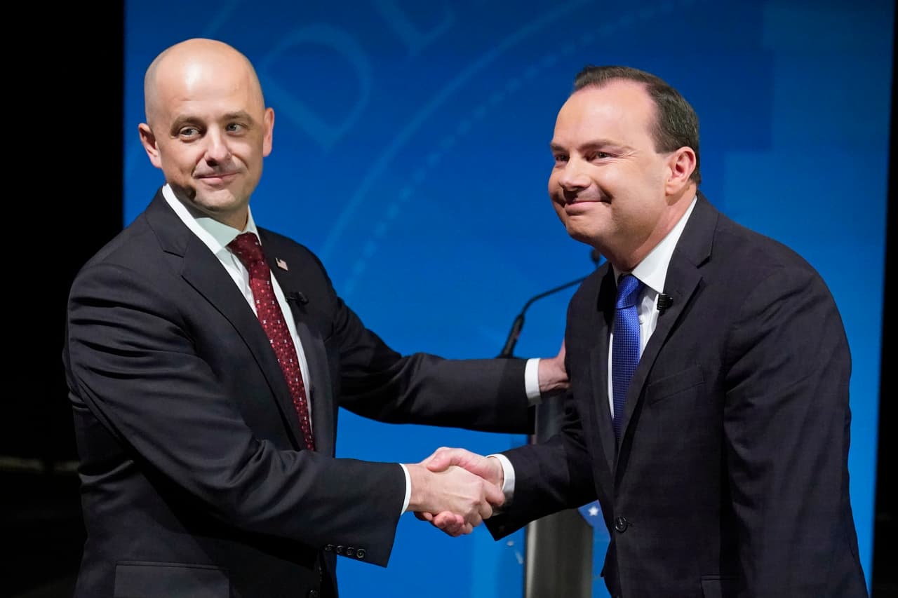 El senador republicano de Utah Mike Lee, a la derecha, y su contrincante independiente Evan McMullin se dan la mano antes de su debate televisado, el lunes 17 de octubre de 2022, en Orem, Utah, tres semanas antes del día de las elecciones. El debate será la única vez que los candidatos aparezcan juntos en el período previo a las elecciones de mitad de período del próximo mes.