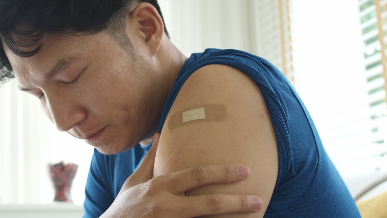 Encuentra más información sobre las vacunas del covid-19 y los efectos secundarios, en español, 
<a href="https://www.cdc.gov/coronavirus/2019-ncov/downloads/vaccines/What_Expect_Vaccination_ES.pdf" target="_blank">aquí</a>.