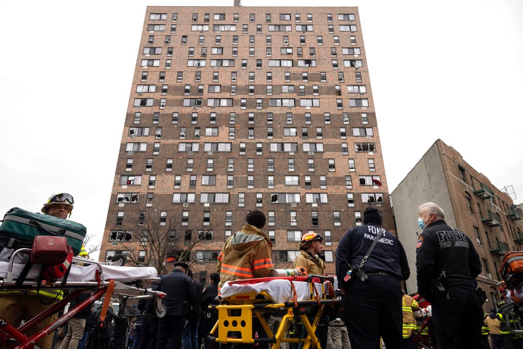 <b><a href="https://www.univision.com/local/nueva-york-wxtv/incendio-bronx-19-muertos-decenas-condicion-critica">El incendio mortal comenzó</a></b> poco antes de las 11:00 de la mañana, hora local, en este edificio residencial de 19 pisos, localizado en el 333 Este con la calle 181, en Fordham Heights, Bronx. Este fue construido en el 1972 y tiene 120 apartamentos.
