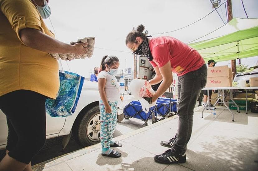 Ubicado en el área de 
<a href="https://www.univision.com/local/los-angeles-kmex/alcalde-de-los-angeles-lanza-en-boyle-heights-programa-piloto-en-la-lucha-contra-el-coronavirus">Boyle Heights</a>, un vecindario predominantemente hispano de 
<a href="https://www.univision.com/local/los-angeles-kmex/california-supera-las-15-000-muertes-por-coronavirus-y-la-mayoria-son-hispanos-de-los-angeles">Los Ángeles</a>, ‘No Us Without You’ es en un centro de distribución de alimentos, donde se reciben y se ofrecen donaciones completamente gratis para trabajadores, indocumentados y personas de bajos recursos que lo necesiten.